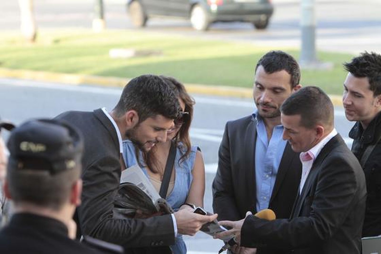 Prensa del corazón y curiosos aguardan en la puerta de la audiencia a los acusados en el segundo día del juicio por la ´Operación Karlos´. 

Foto: Lourdes de Vicente