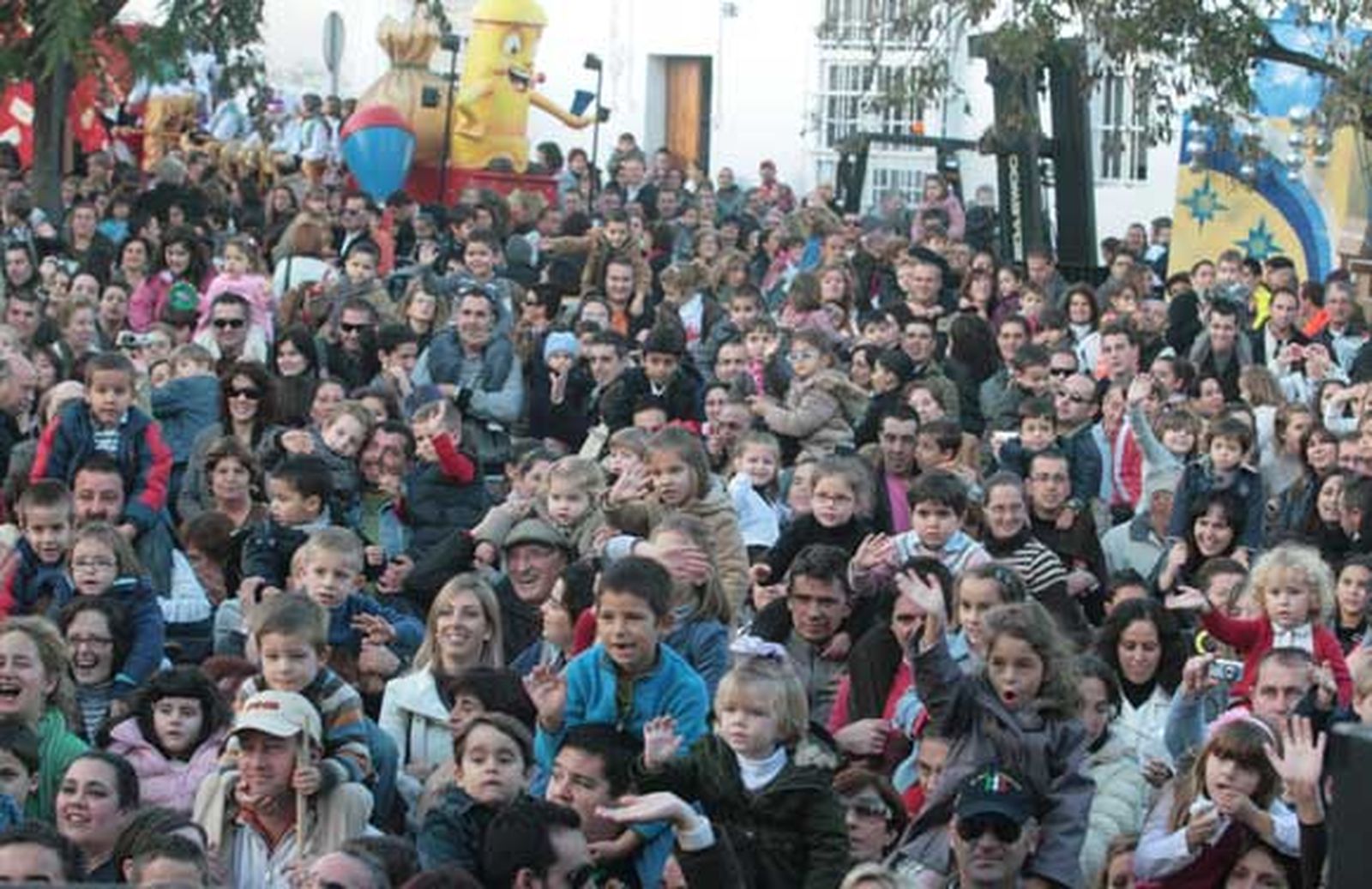 Niños y mayores disfrutaron de una tarde de ilusión que presagiaba la llegada de una noche mágica

Foto: Elias Pimentel