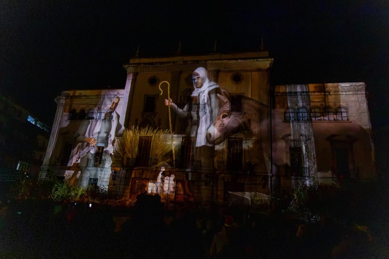 Los jiennenses disfrutan del centro de la ciudad, rodeados de un ambiente navideño