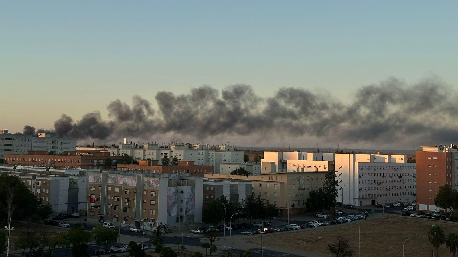 Columna de humo sobre la ciudad.