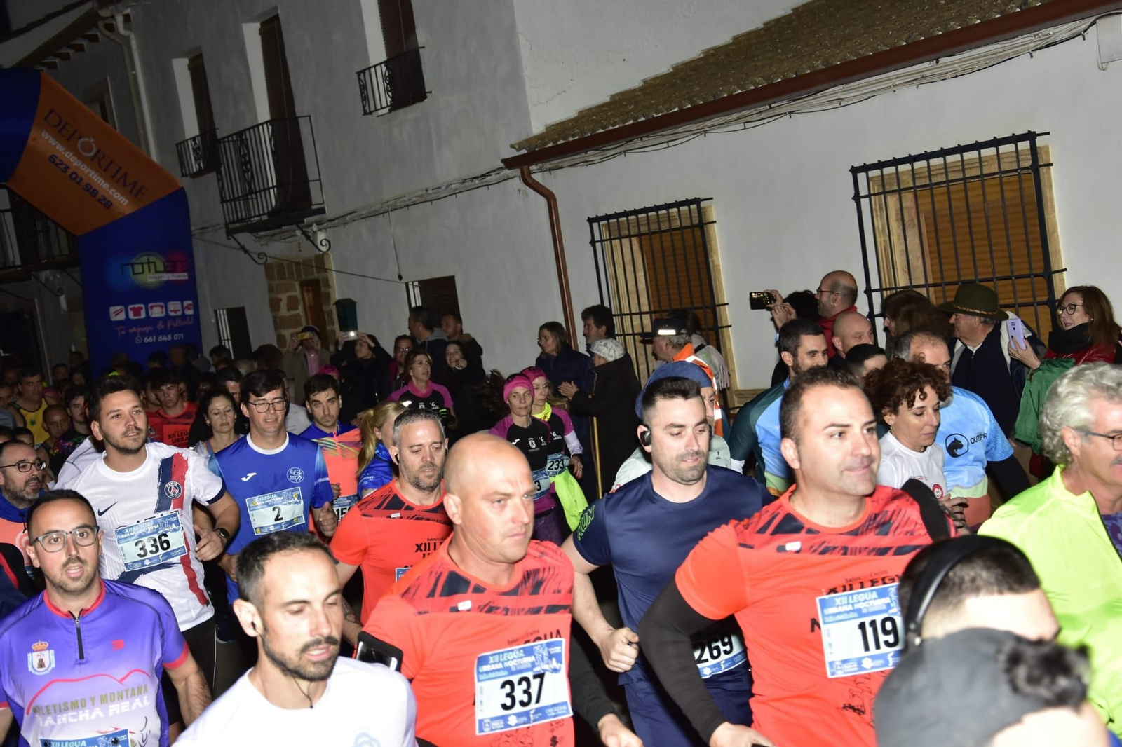 En imágenes: Baños de la Encina luce sus mejores galas en la XII Legua Urbana Nocturna La Bellota