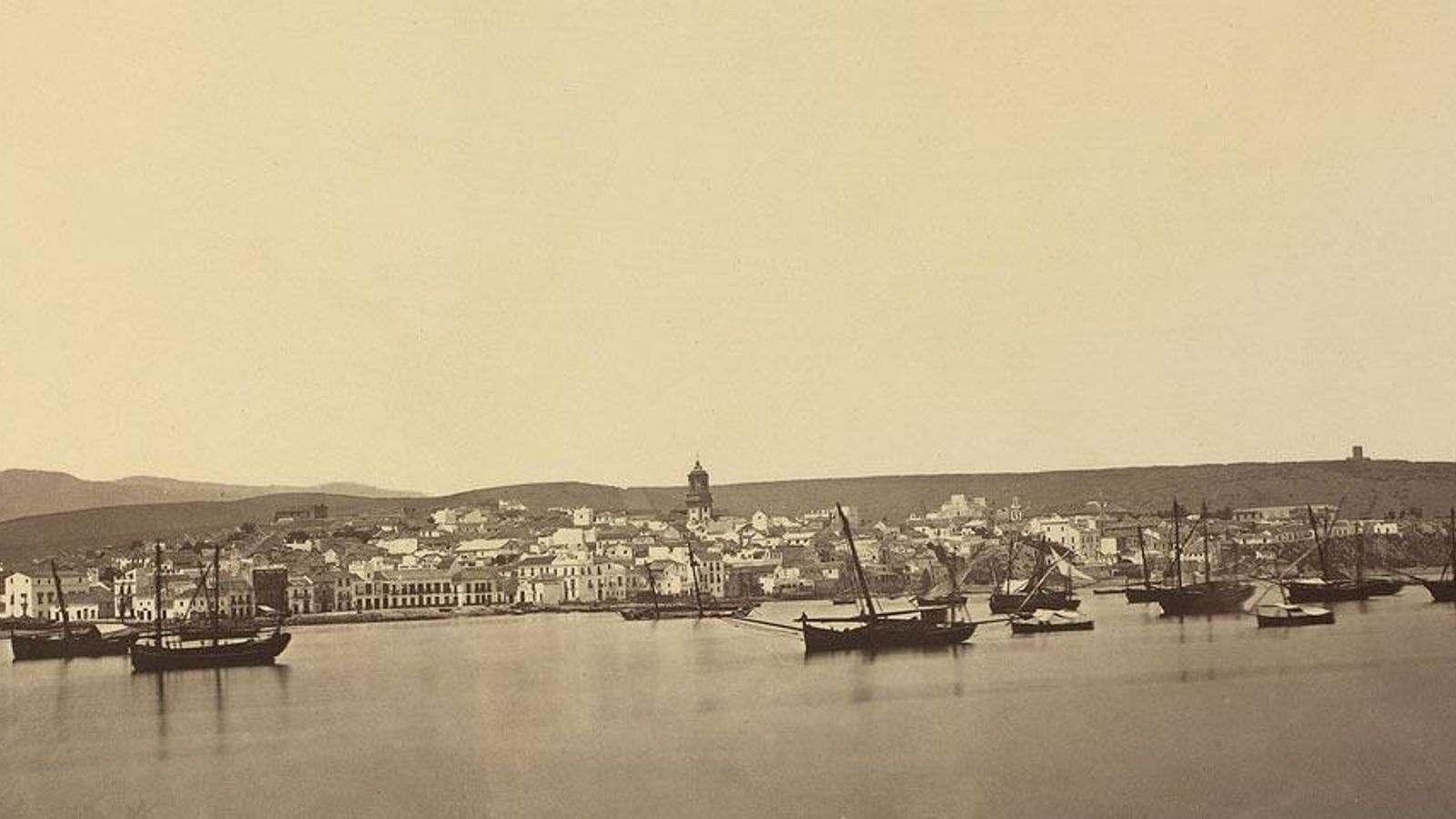 La zona portuaria en el año 1859 según fotografía de Charles Clifford. Véase la Marina y el varadero o astillero situado al sur del río de la Miel.