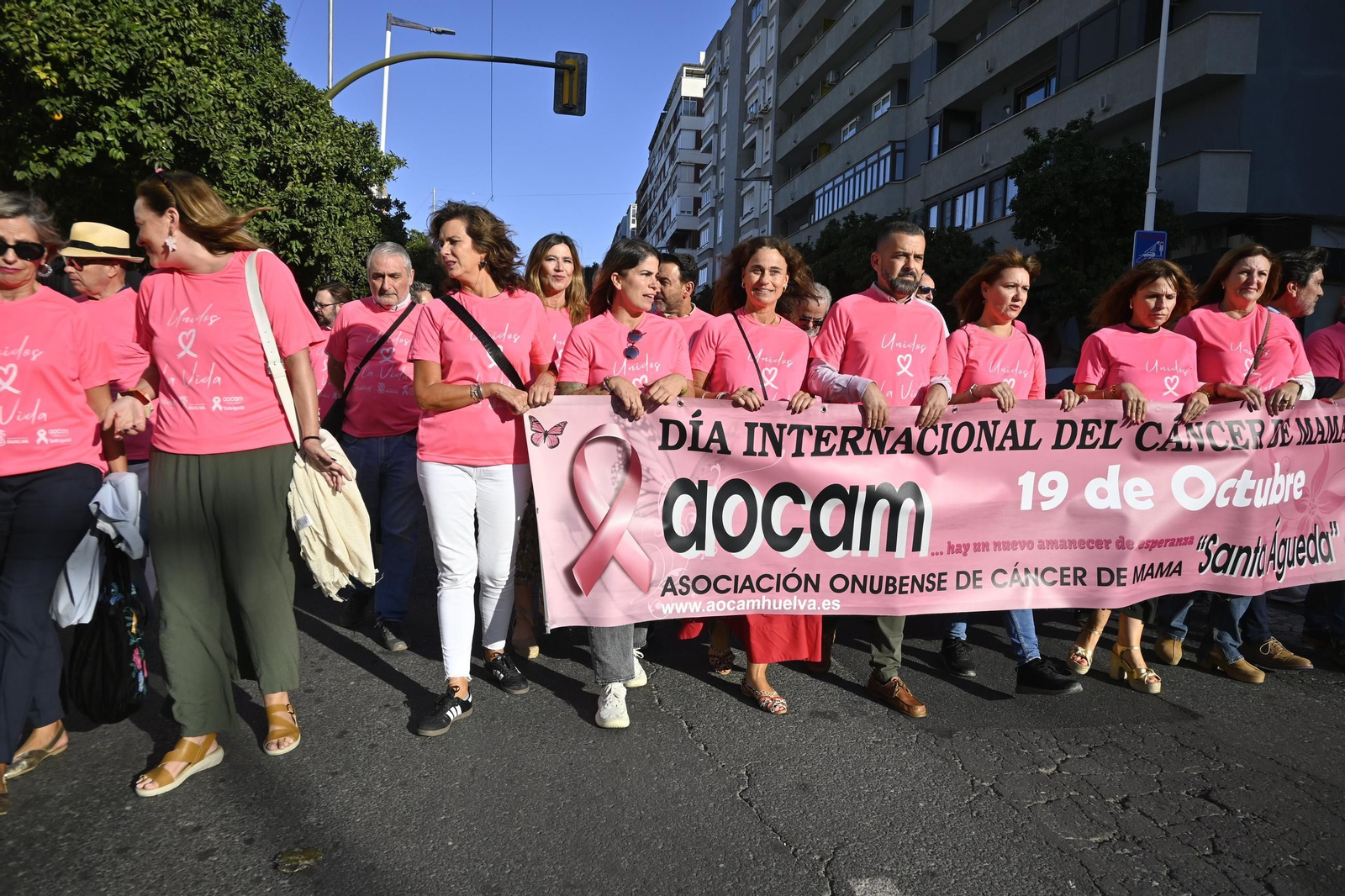 Cadena humana del día internacional del cáncer de mama