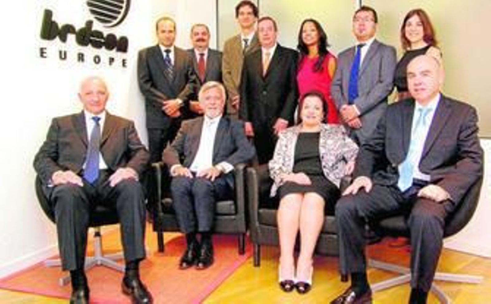 El equipo directivo de la industria farmacéutica para animales Bedson, con Omar Romano, su presidente, sentado el segundo por la izquierda.