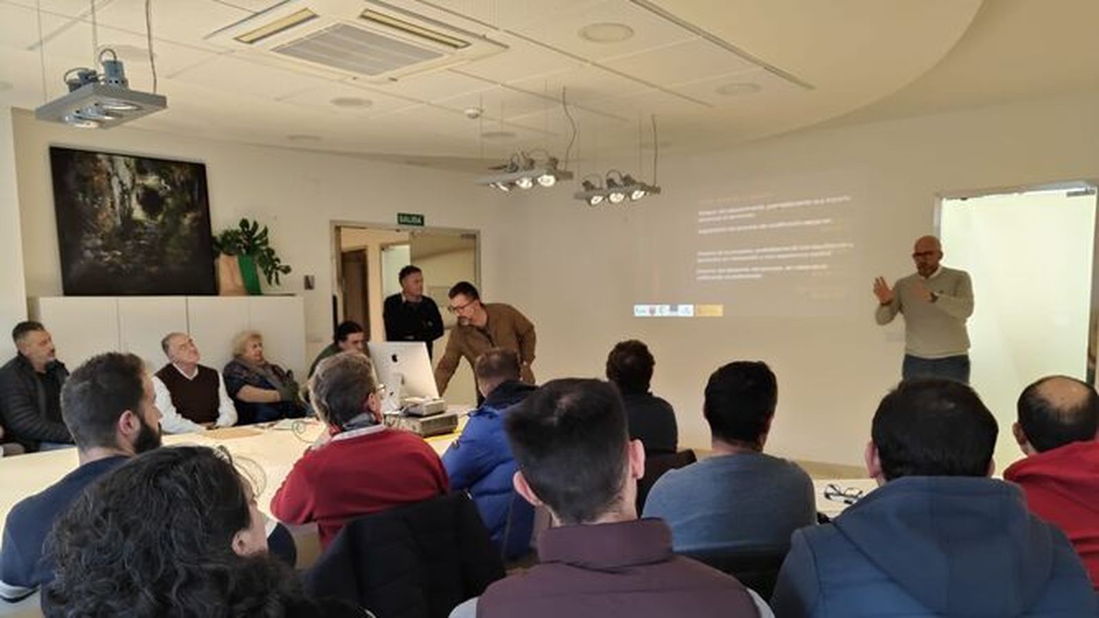 Los empresarios conociendo hace unos meses los detalles de esta formación dual.