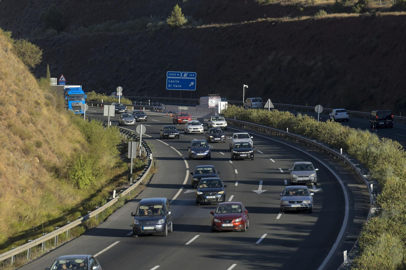 Imagen de tráfico denso en la A-44 a la altura de Dúrcal, en sentido Jaén