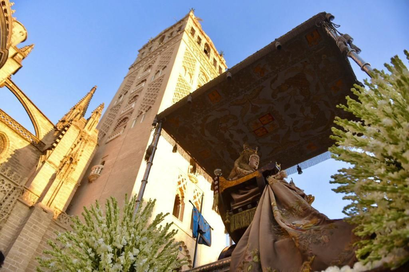 La Virgen de los Reyes bajo la Giralda tras salir de la Catedral.