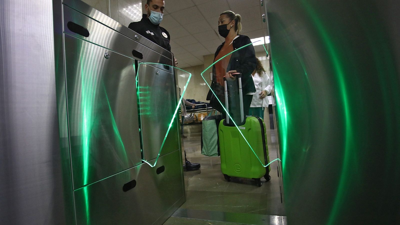 Una usuaria ante uno de los tornos de acceso al hospital de Cádiz.