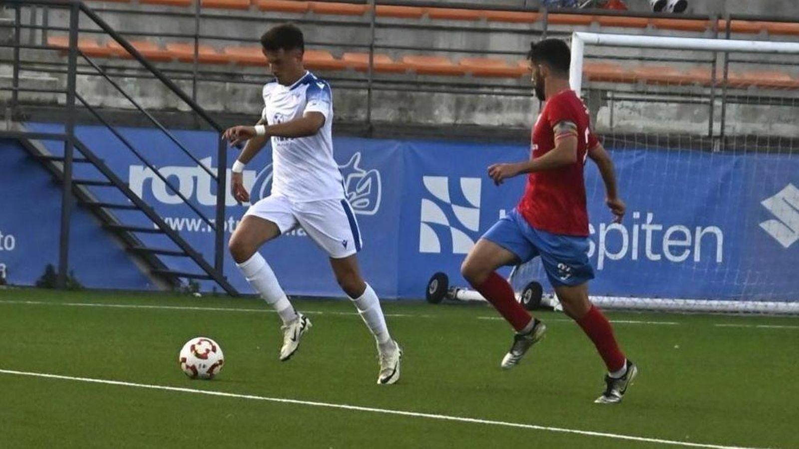 El atacante linense, de blanco,  durante el Estepona-Cádiz Mirandilla