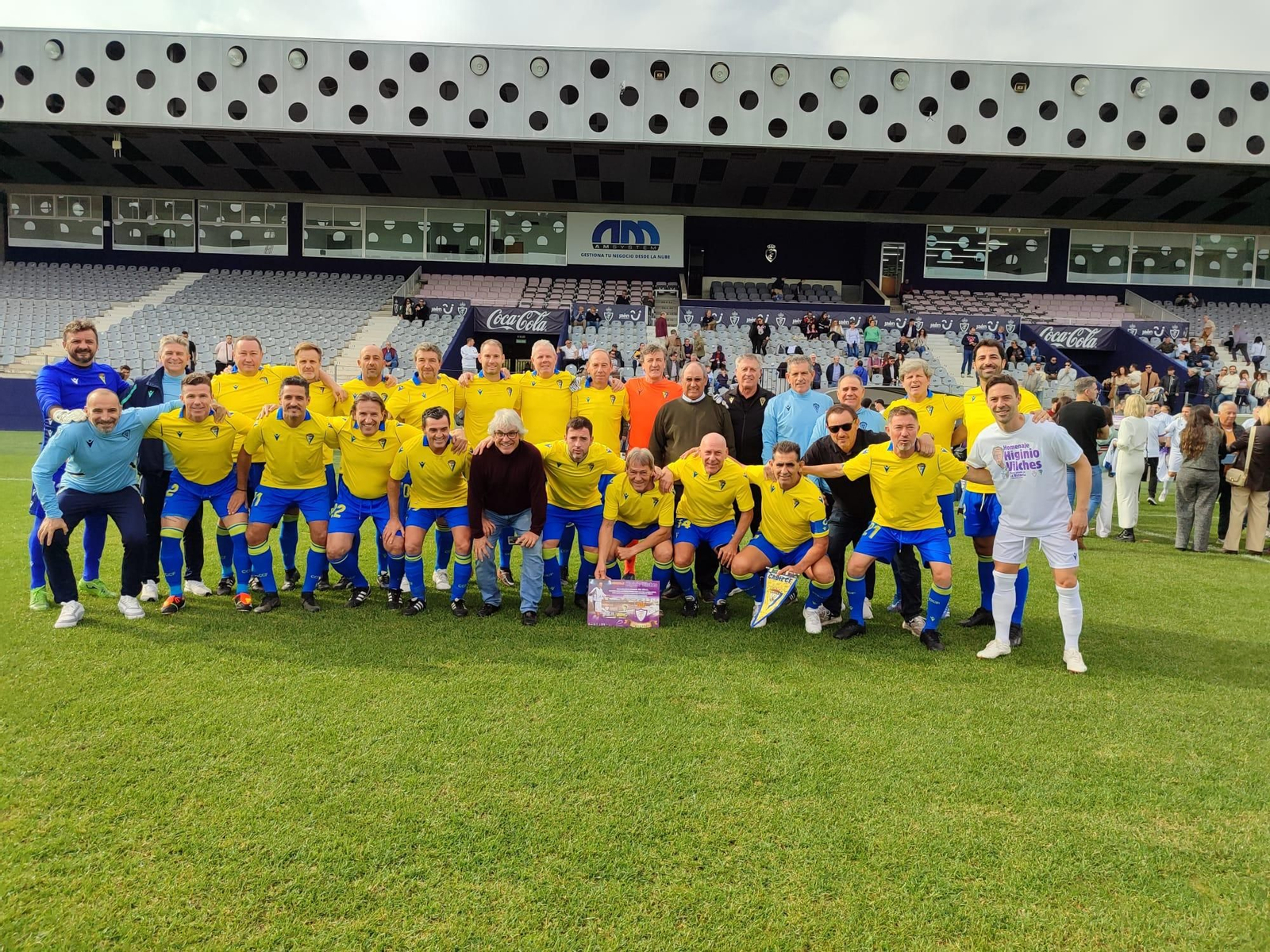 Plantel del Cádiz CF veteranos.
