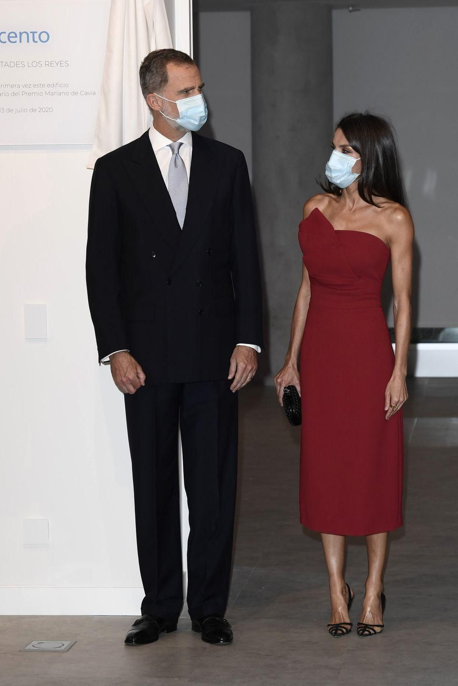 Los tonos rojos y los escotes amplios favorecen mucho a doña Letizia.