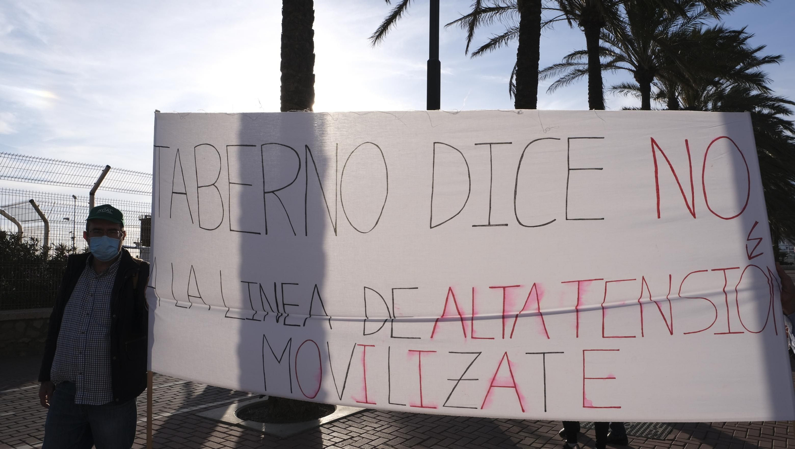 Fotogalería manifestación a favor de energías renovables ordenadas. Almería