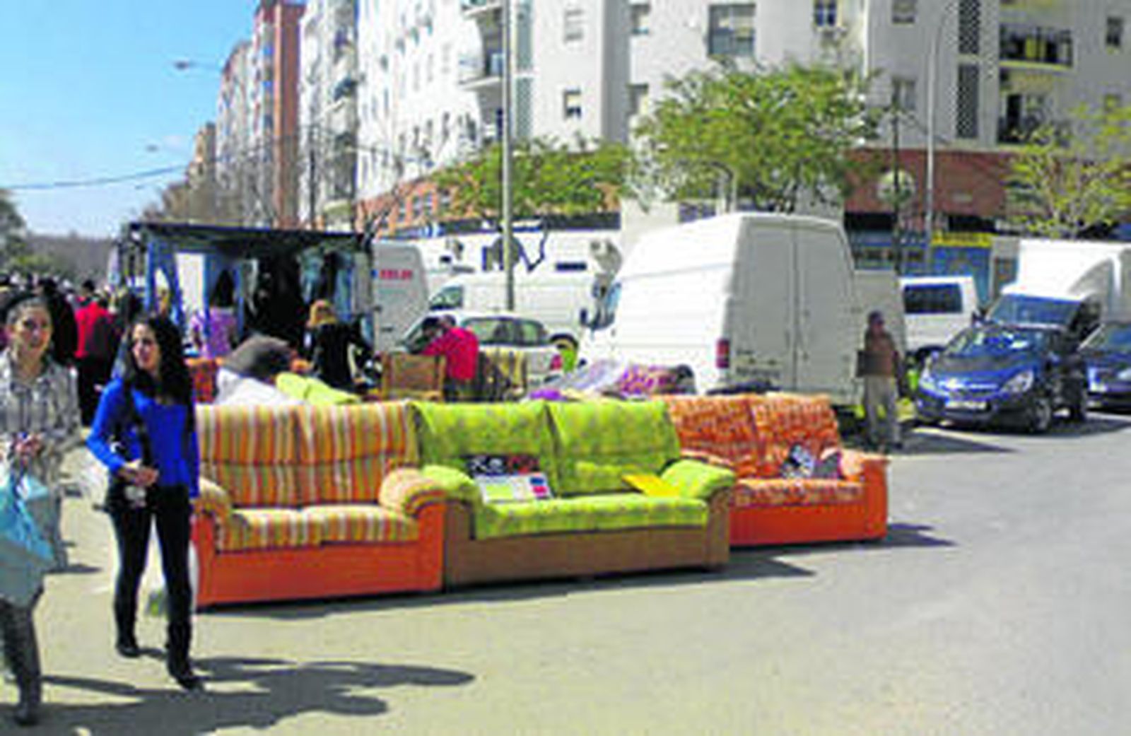 Instalación caótica del mercadillo dominical del Parque Alcosa en plena calzada.