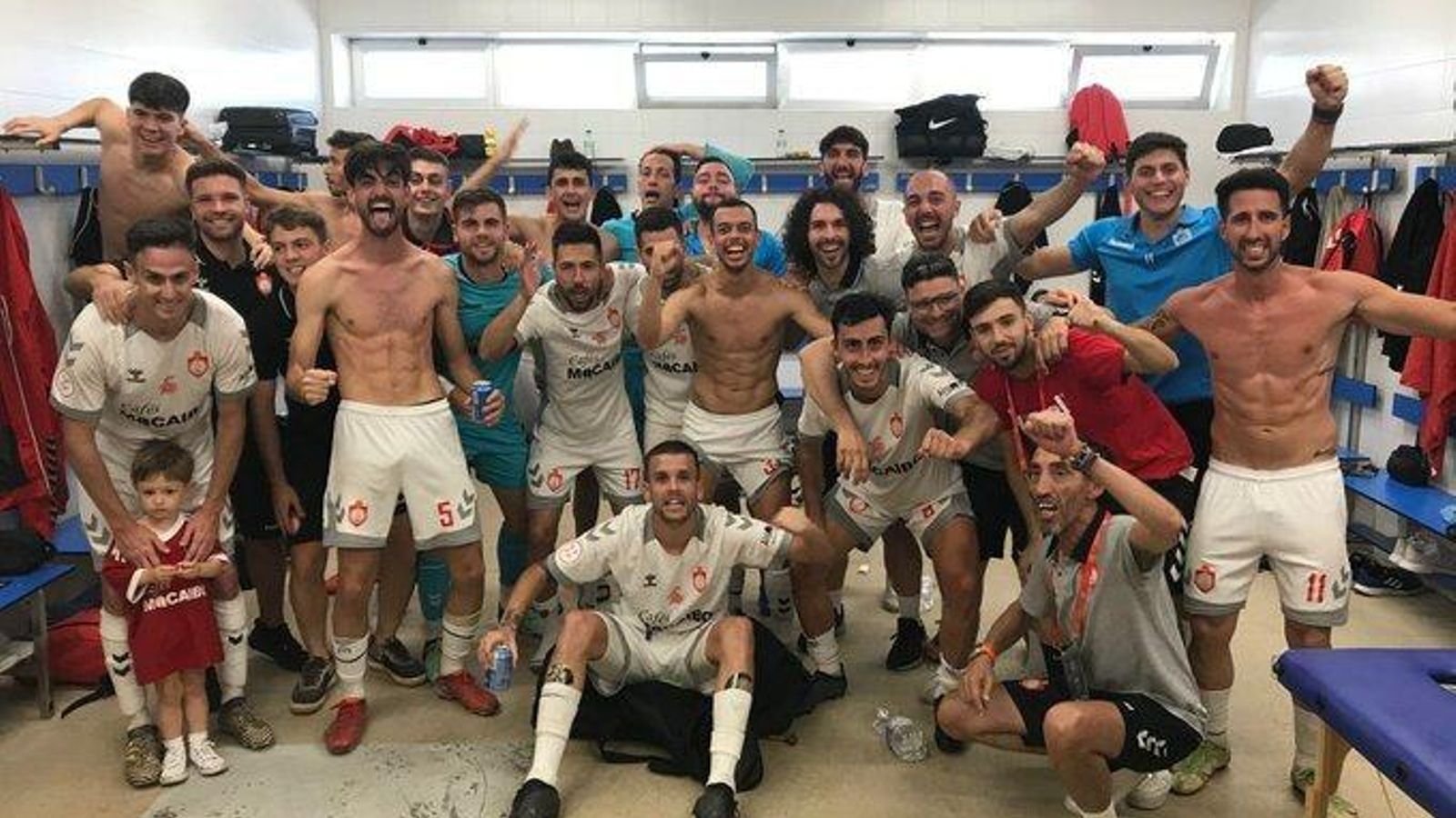 Los jugadores del Utrera celebran la clasificación para la final en Madrid.