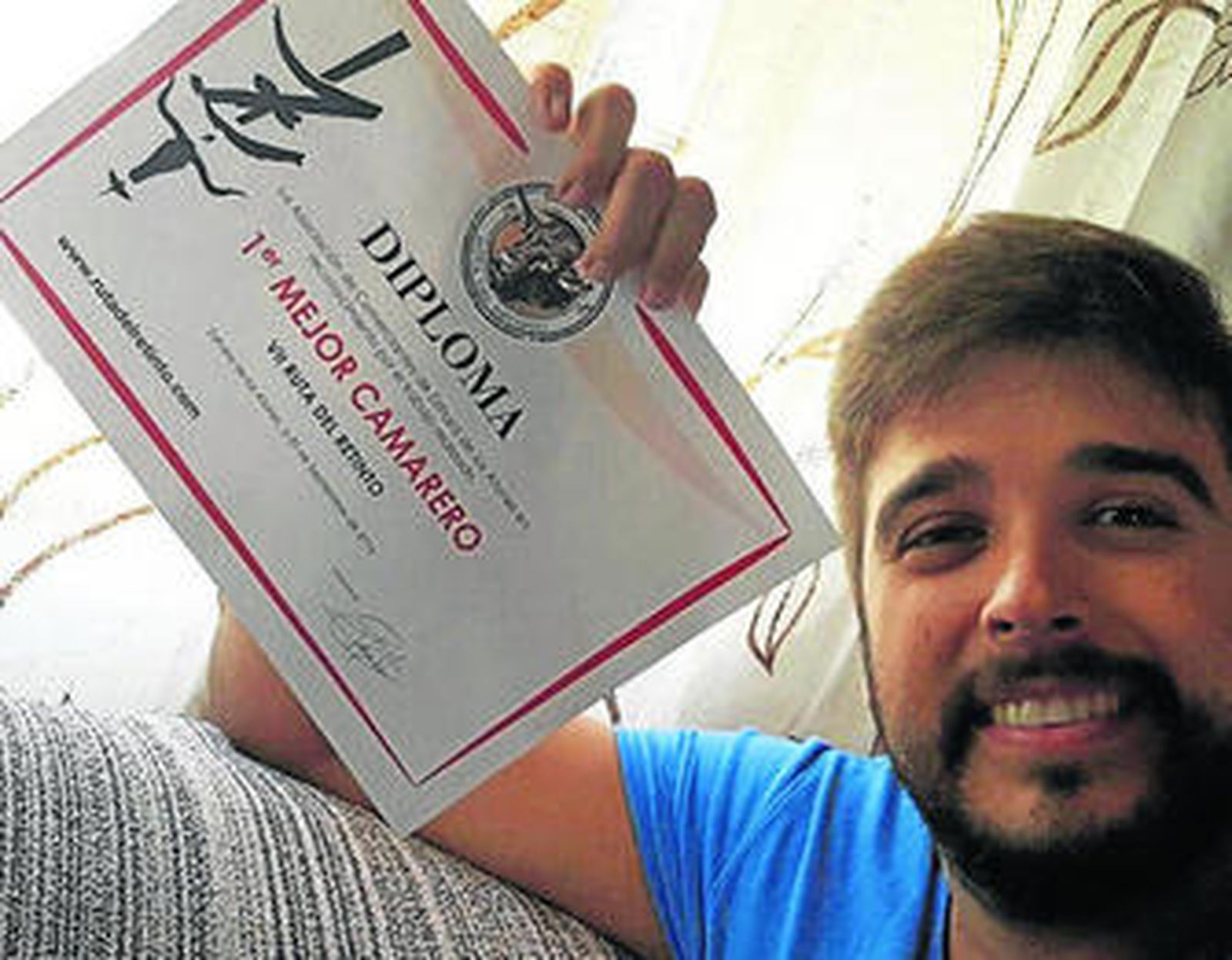 Francisco Sánchez muestra con orgullo el diploma como mejor camarero.