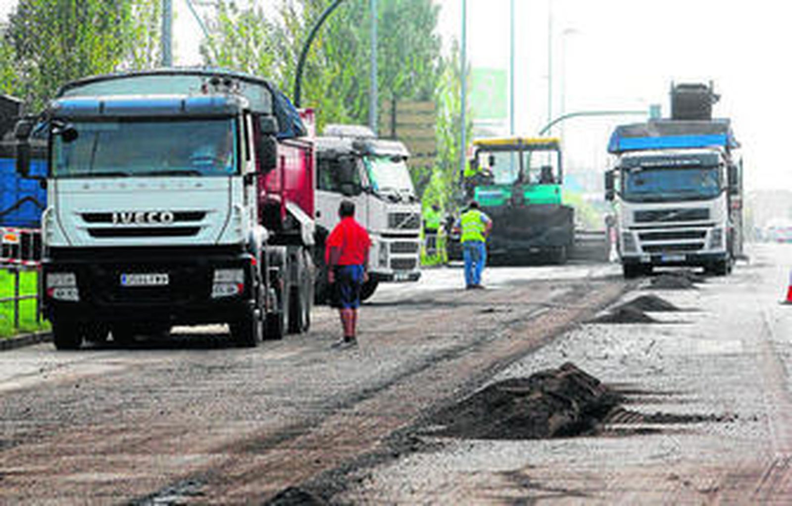 Camiones y maquinarias arreglan la calzada de la avenida Carlos III.