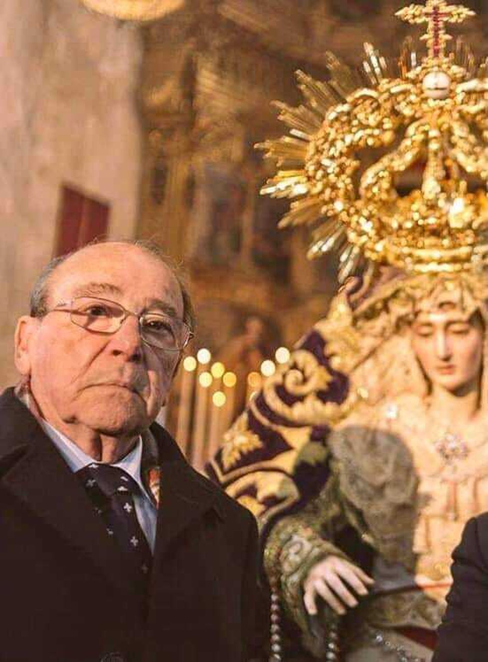 Muere Antonio García Diosdado, ‘Antonichi’ ante la Virgen de Paz y Concordia.