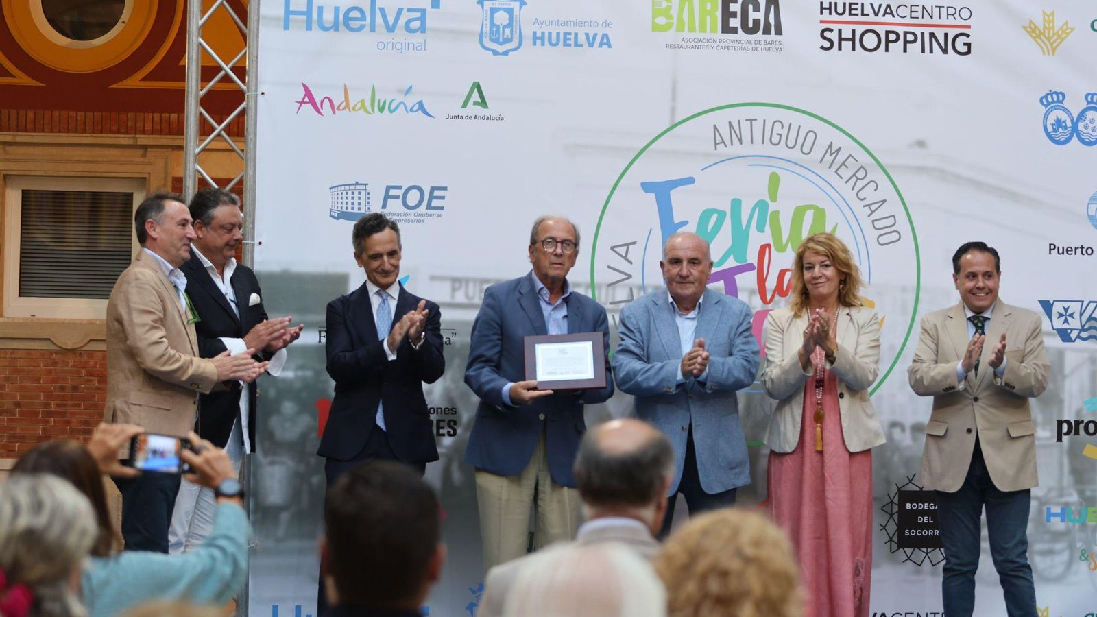 Entrega de la placa en reconocimiento al trabajo a los fundadores de la Feria de la Tapa de Huelva.