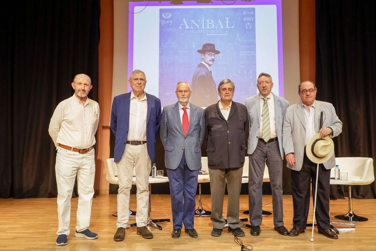 Todos los participantes en el coloquio posan en la sede de la ONCE en la calle Resolana.