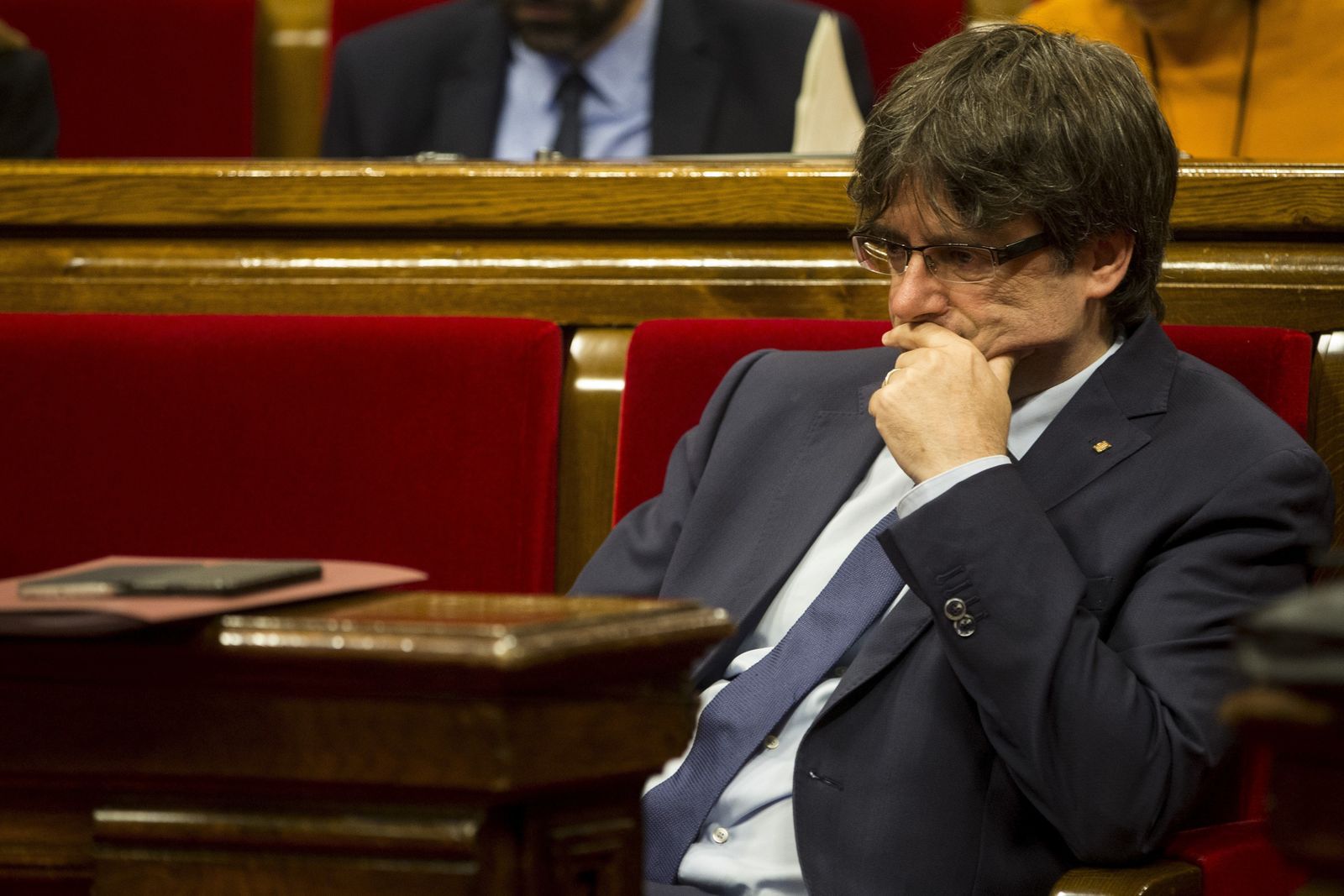 Puigdemont, pensativo en un pleno.
