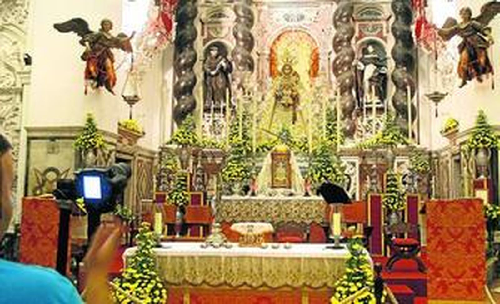 La imagen de la Virgen del Rosario, Patrona de Cádiz,  ya se encuentra en su paso procesional en el altar mayor.