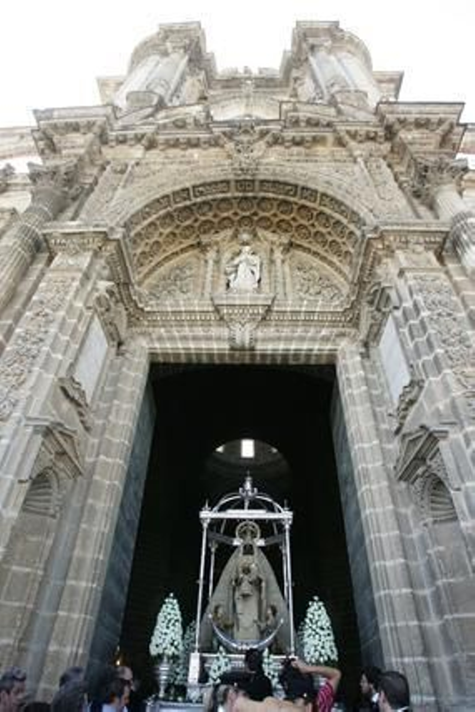 La imagen de Nuestra Señora de la Merced ha procesionado de regreso a su basílica tras una misa pontifical oficiada en el primer templo diocesano y presidida por el prelado José Mazuelos. 

Foto: Pascual
