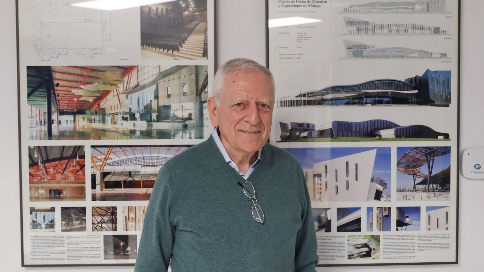 El arquitecto posa con los planos e infografías del actual Palacio de Ferias.