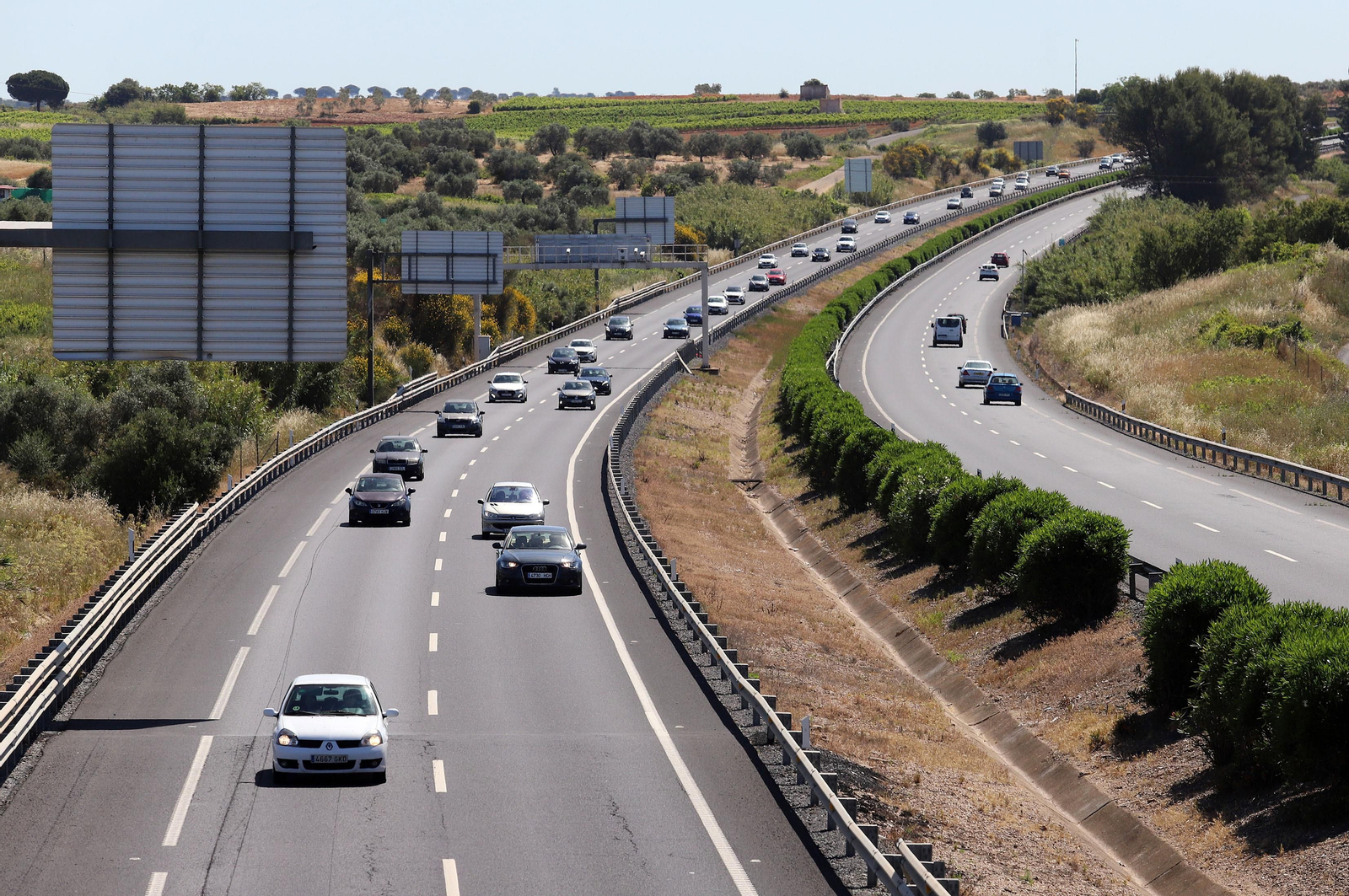 Tráfico de vehículos en la autovía entre Sevilla y Huelva.