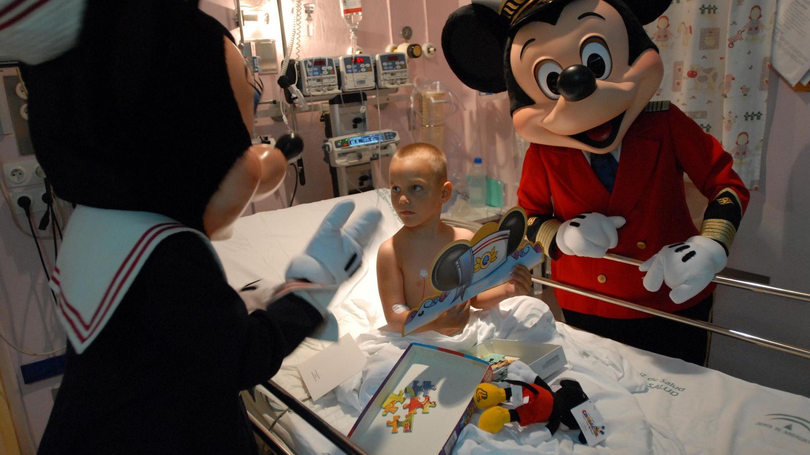 Los personajes que trae a bordo los buques Disney suelen darse algún que otro paseo por los hospitales de las ciudades en las que atraca