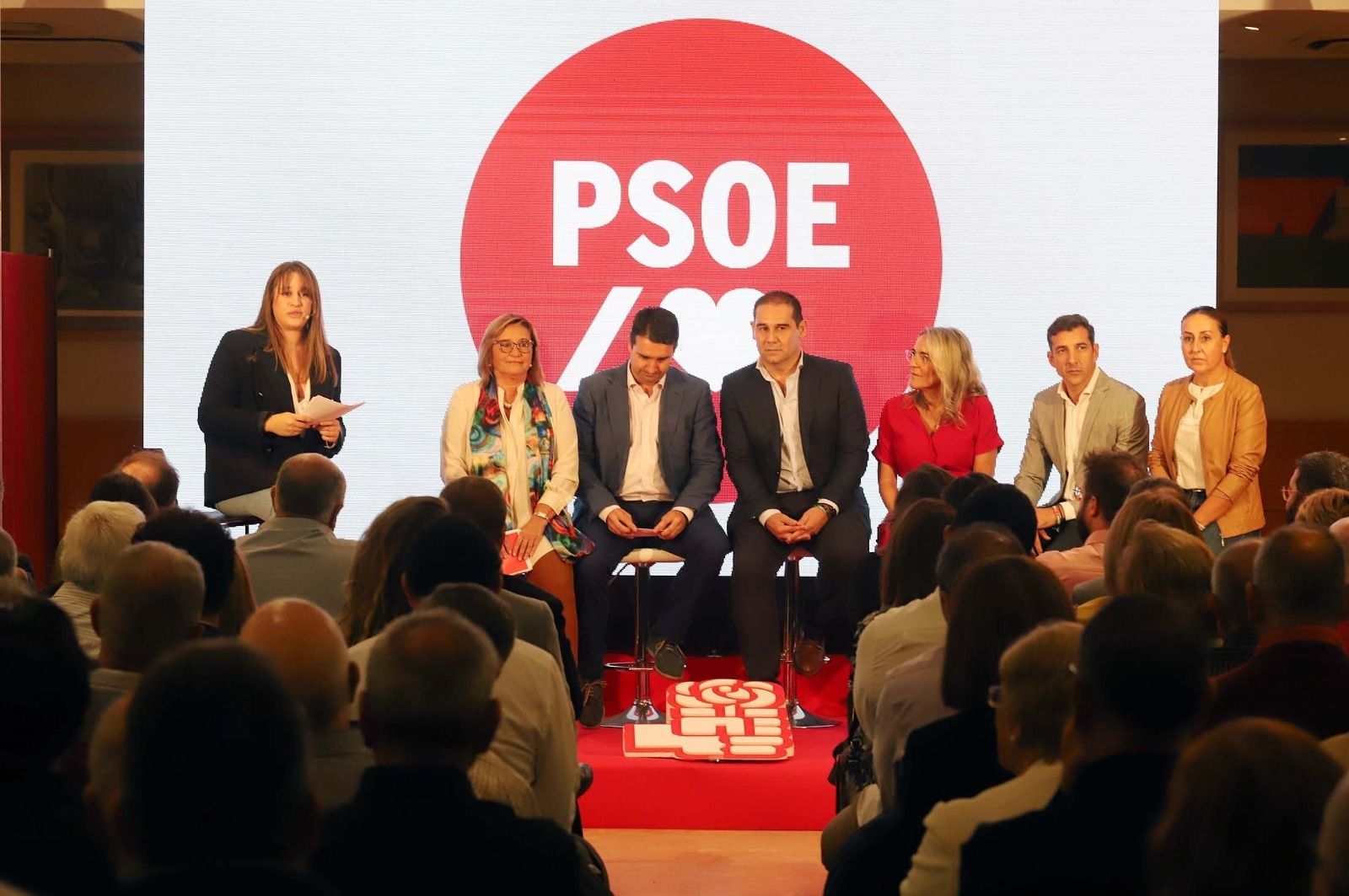 Los seis candidatos, en el escenario, durante la presentación de la campaña socialista.