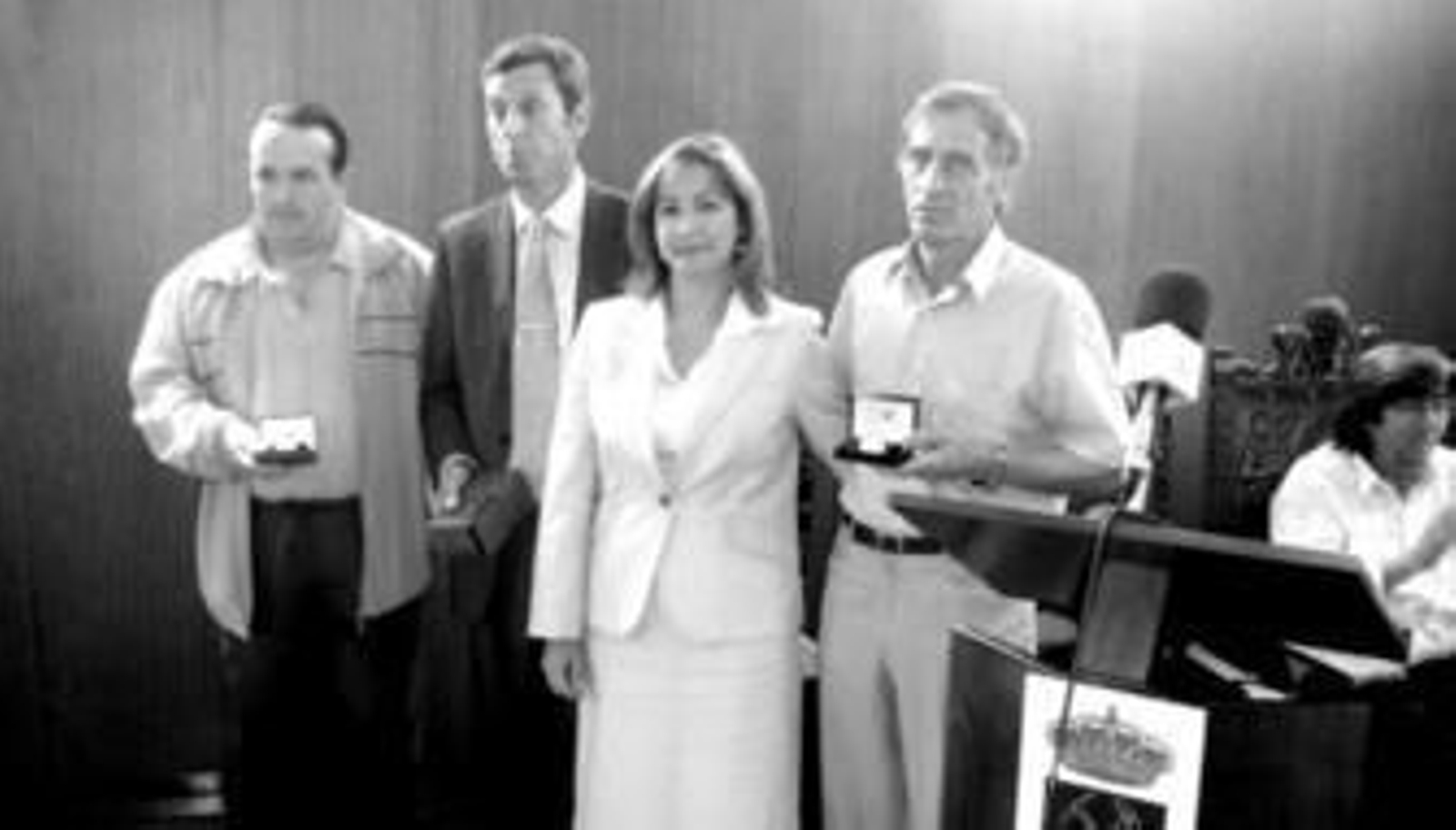 Los trabajadores riotinteños galardonados, junto a la alcaldesa de la localidad, ayer.