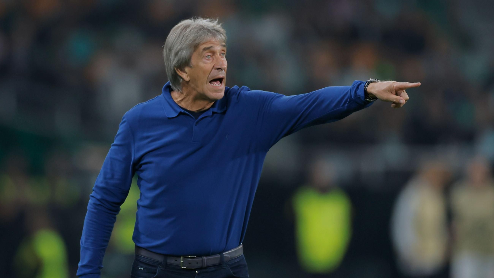 Pellegrini da instrucciones a sus futbolistas durante el partido contra el Lyon.