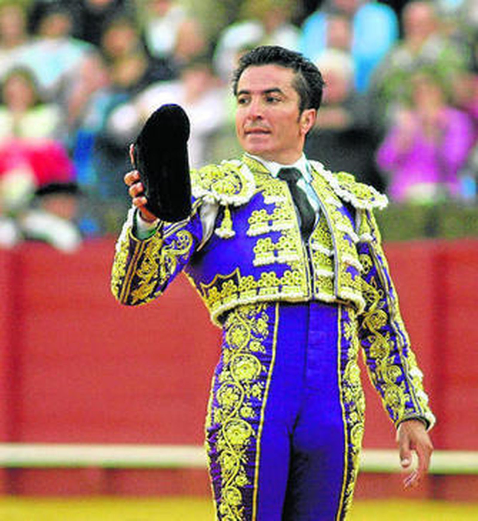 El Fundi corresponde a una ovación tras lidiar un 'miura' en Sevilla.