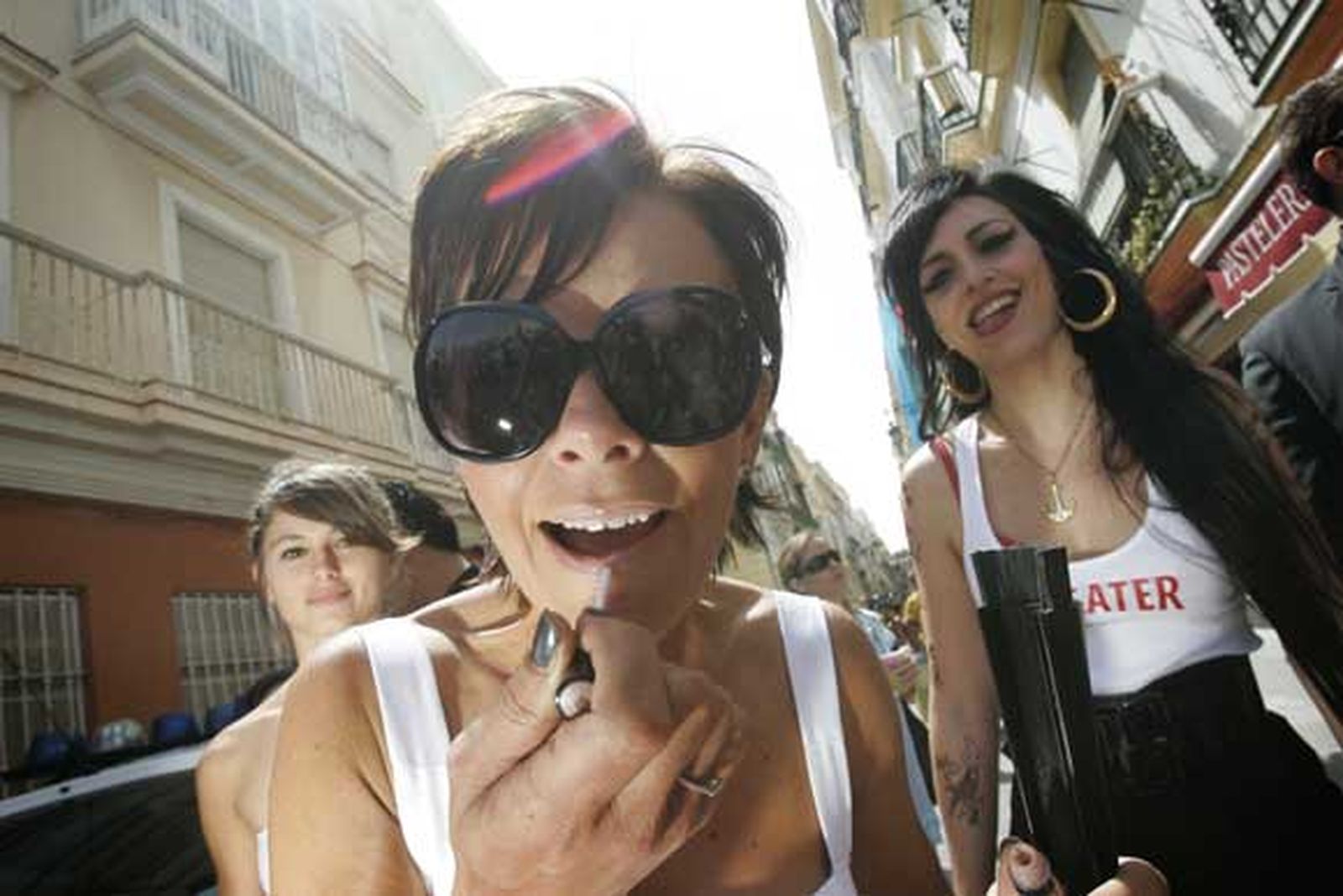 Los dobles de Elton John, Victoria Beckham y Amy Winehouse, entre otros, revolucionan en su paseo por la ciudad  Foto: Lourdes de Vicente