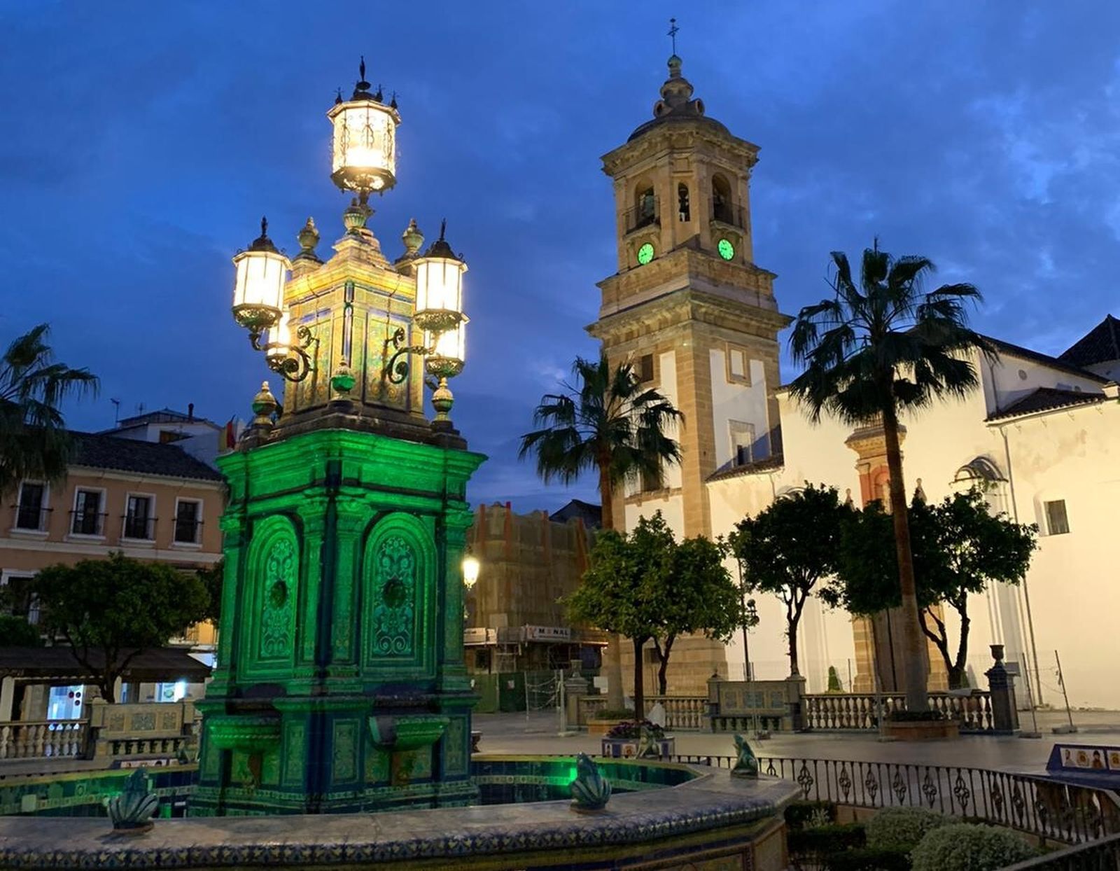La fuente de la Plaza Alta iluminada de verde