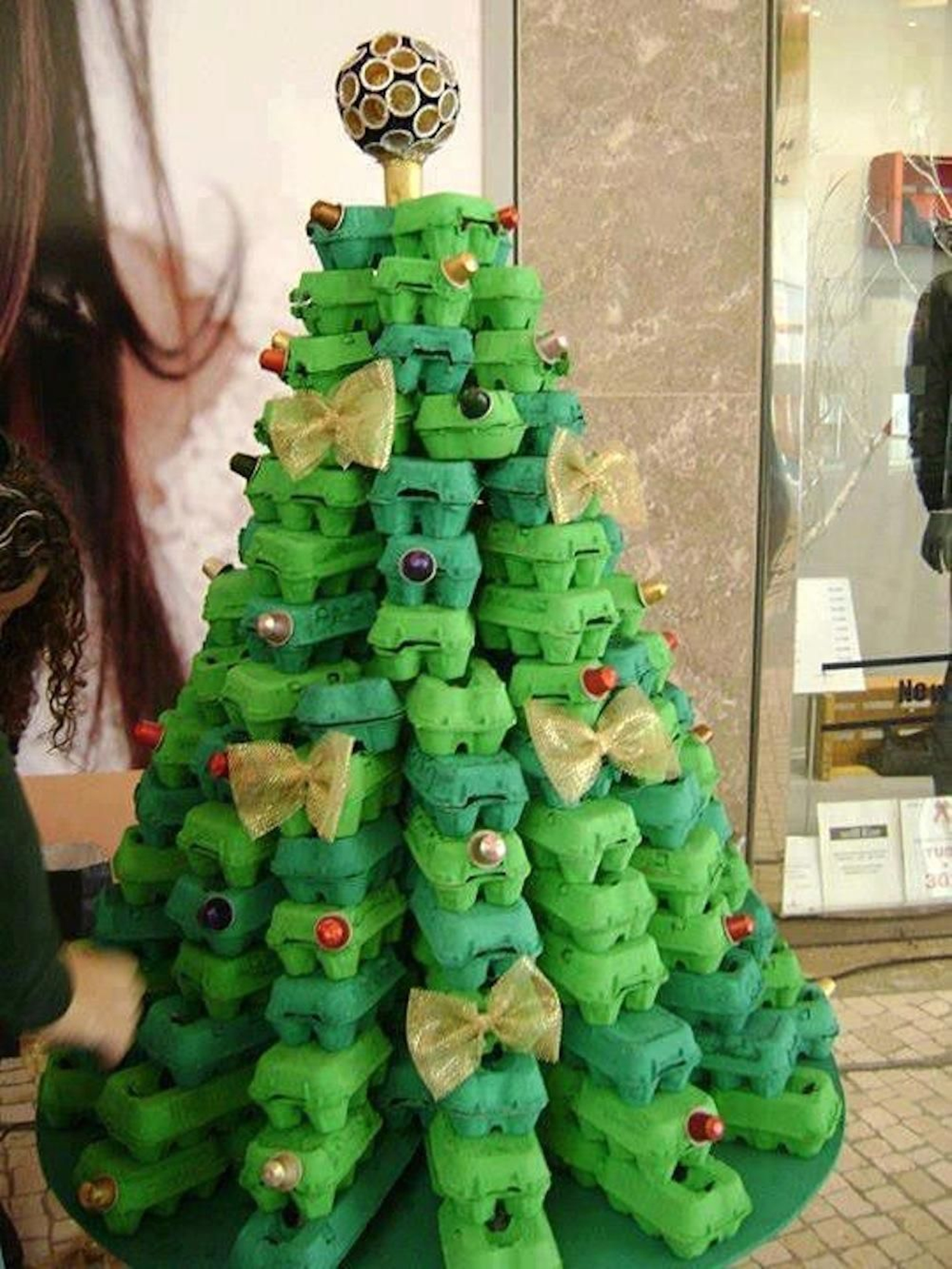 Árbol de Navidad con cartones de huevos.