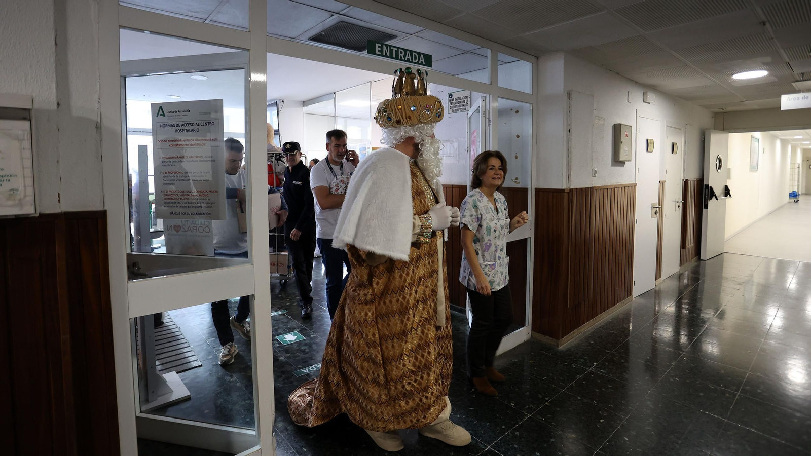 La Policía Nacional realiza su tradicional entrega de regalos en el Hospital de Jerez