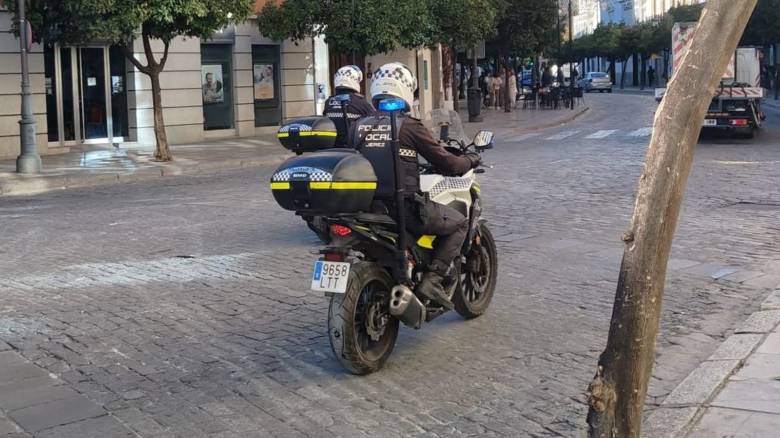 Agentes de Policía Local, por el centro de Jerez.