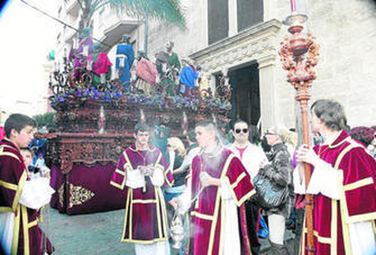 Iconografía del Misterio de la Santa Cena a su salida del templo para realizar su Estación de Penitencia.