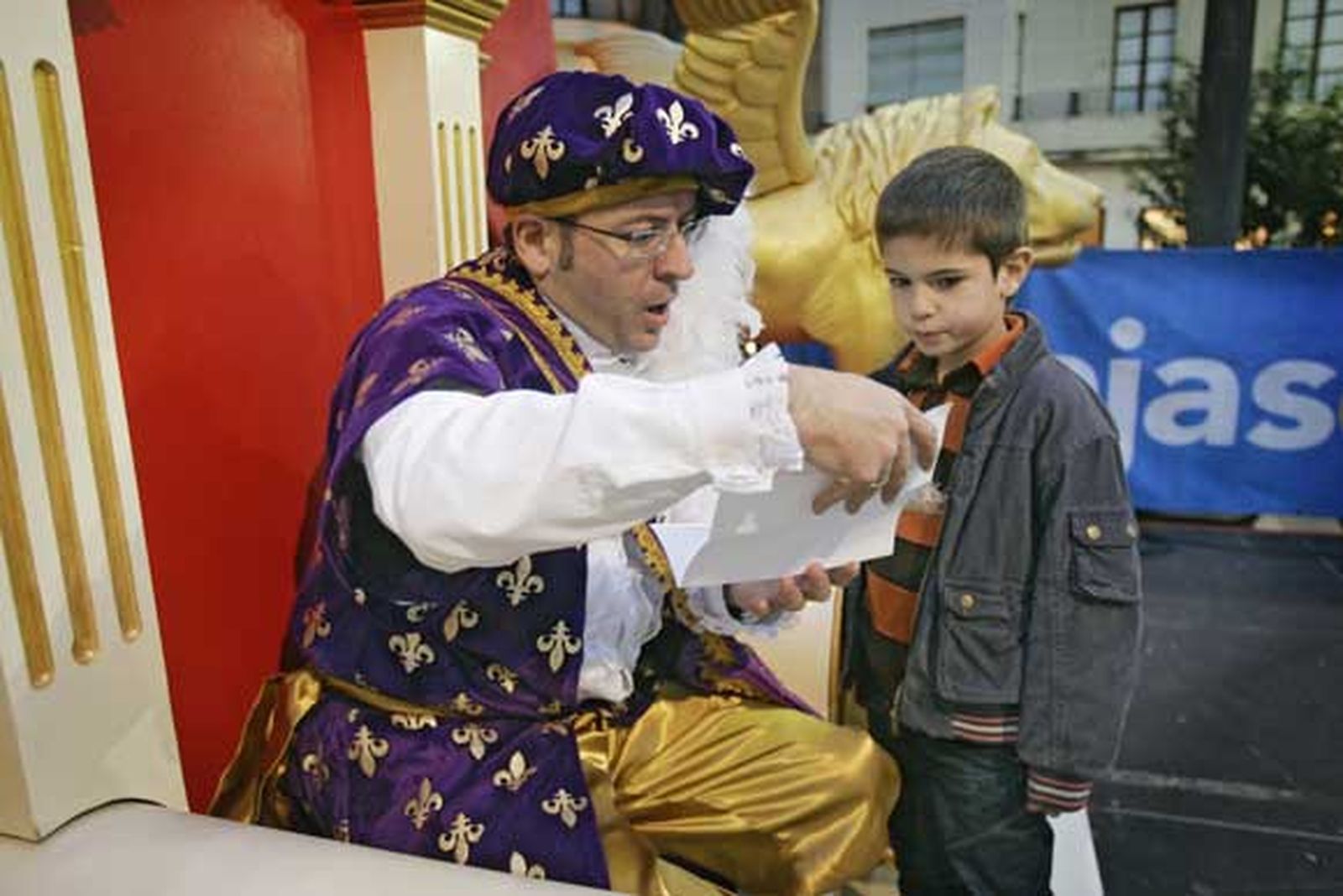 El Paje Real finaliza su misión en Cádiz tras haber recogido las cartas que los niños han redactado para los Reyes Magos.