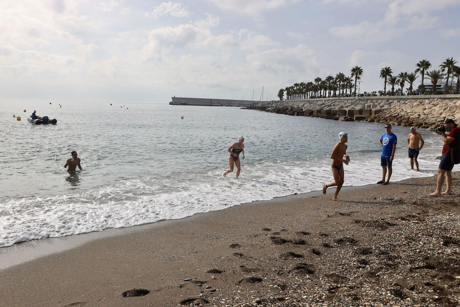 La Travesía a Nado Memorial Tomás García Zamudio de Málaga, en imágenes