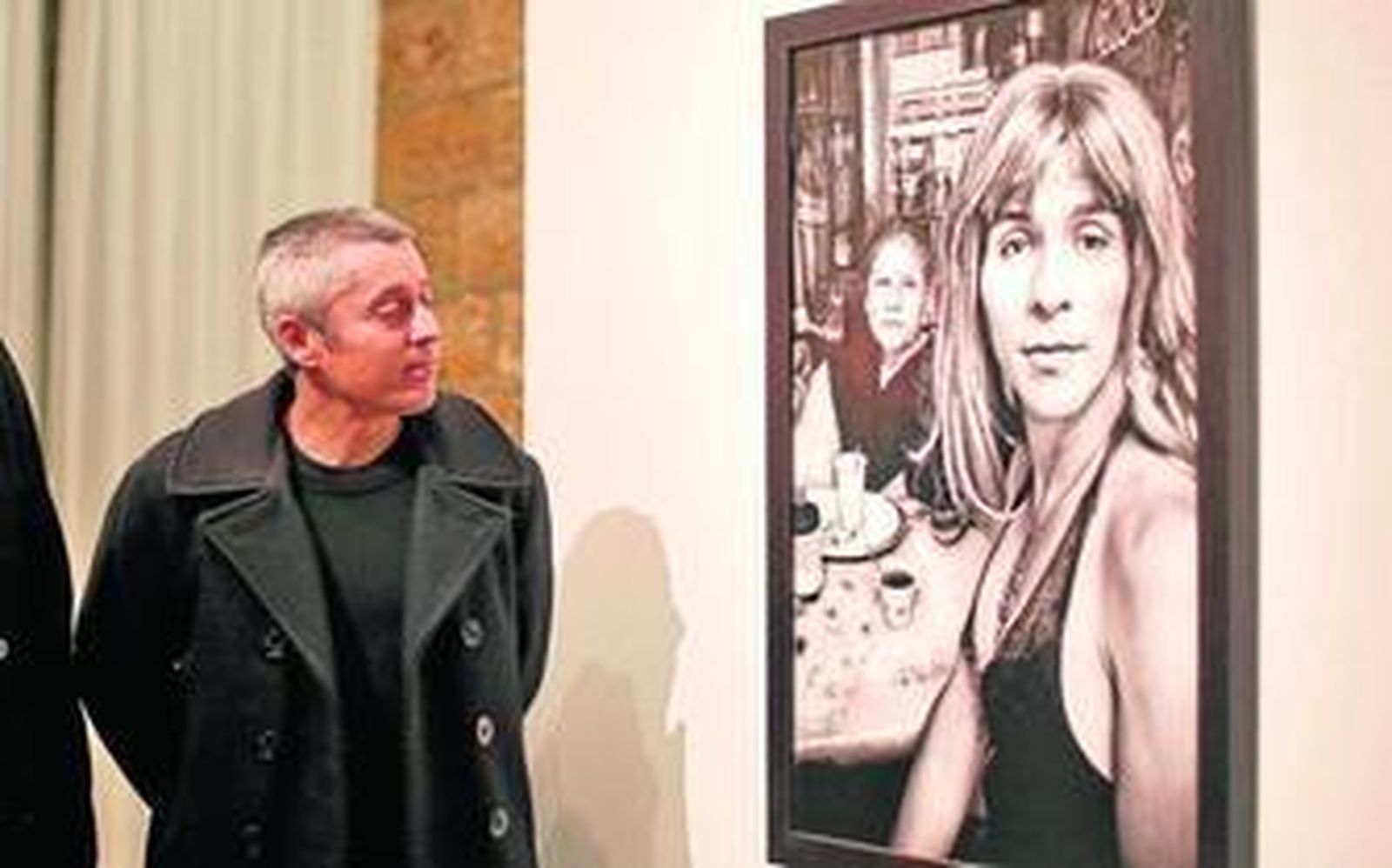 El fotógrafo vizcaíno Ricky Dávila, ayer en la Diputación Provincial junto a una de las imágenes de su exposición.