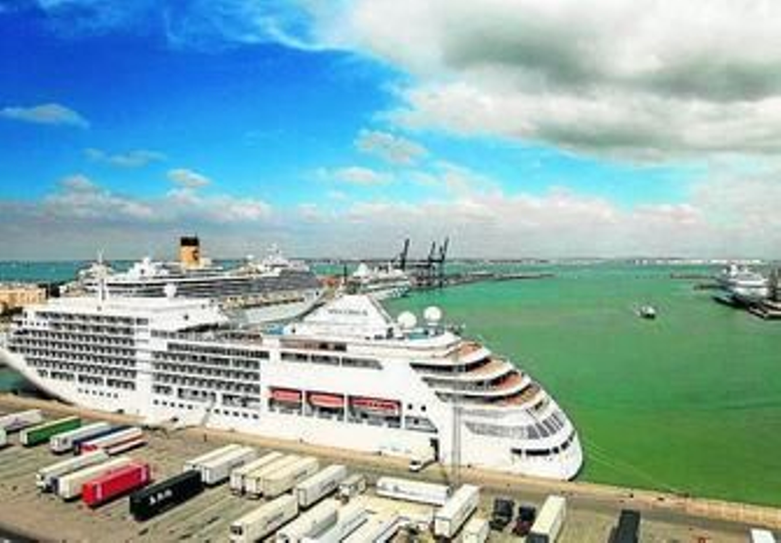 Así se presenta Jesús García en su web, cruceroadicto.com