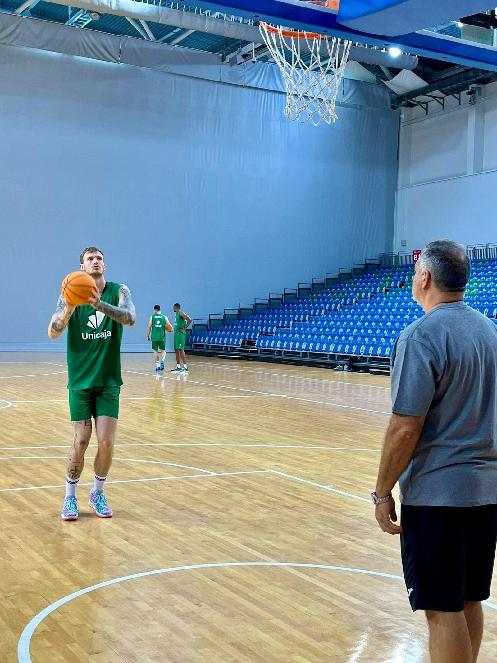 El Unicaja toma contacto con la pista en Singapur