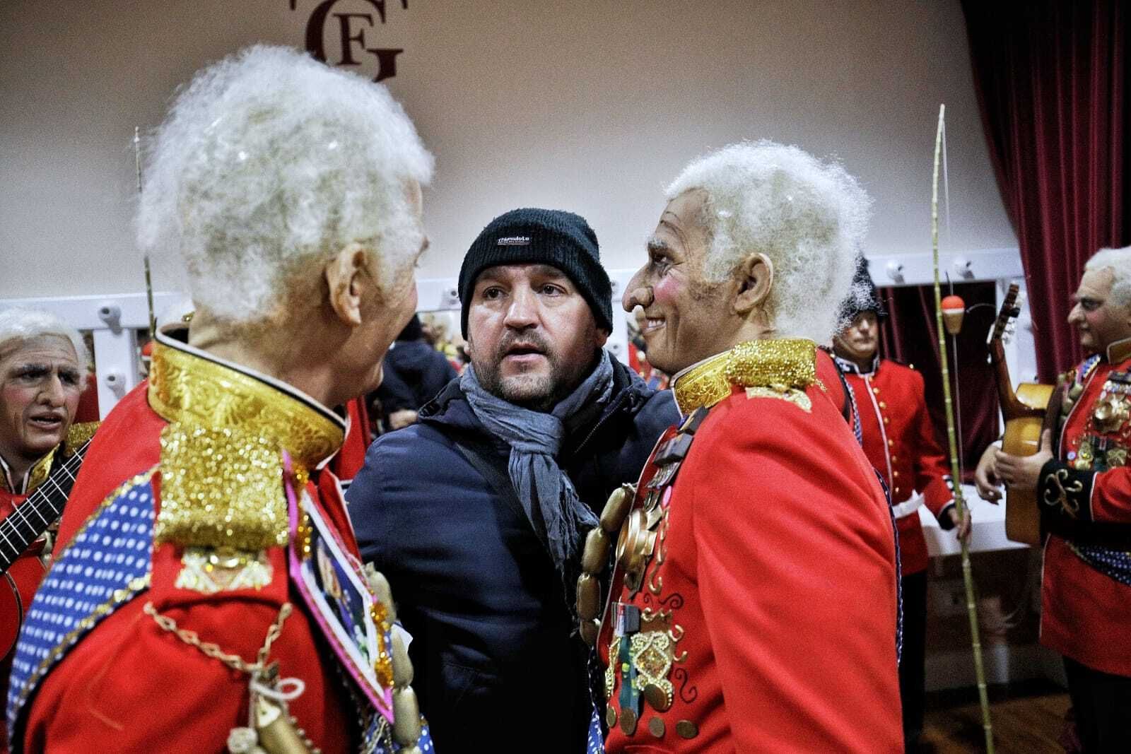 El Lacio con los chirigoteros de 'El niño de Isabelita' en camerinos.