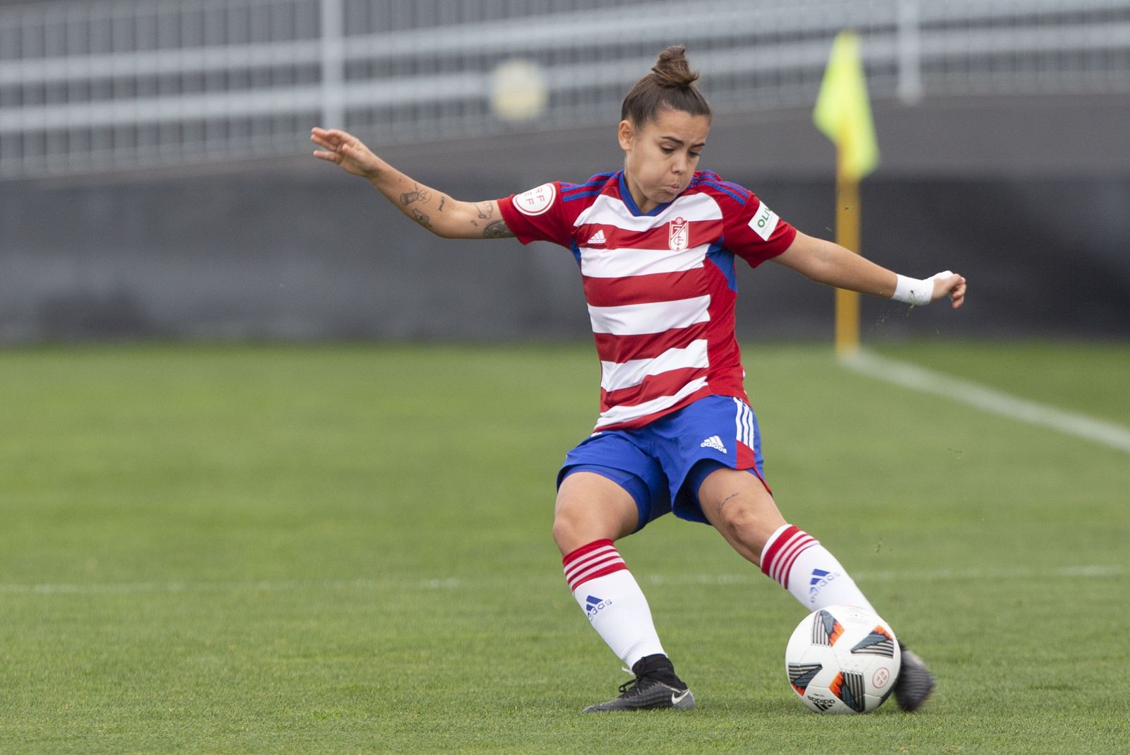 Carol golpea el balón en el encuentro ante el Rayo.