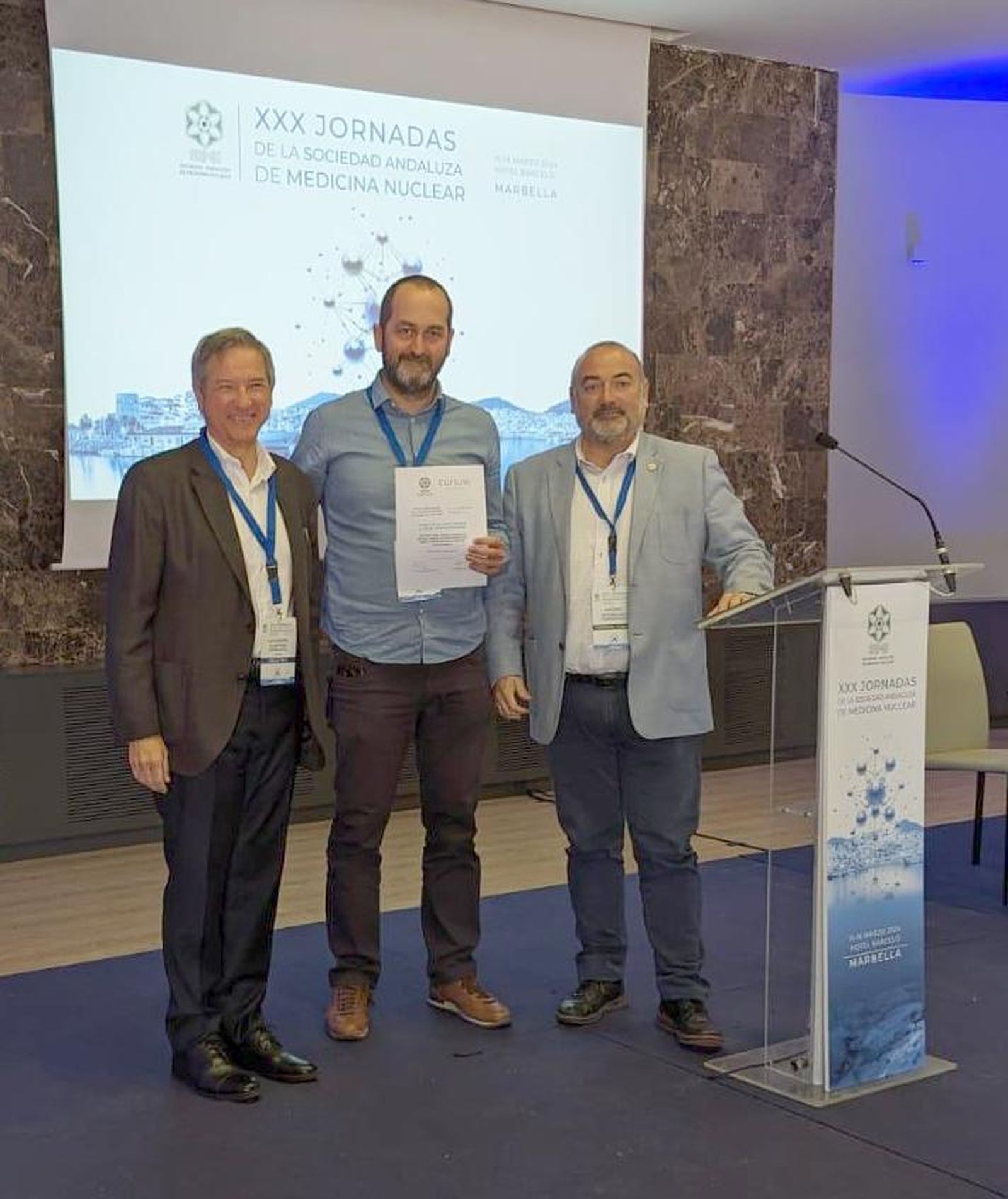 El doctor Cañete, recogiendo su premio.