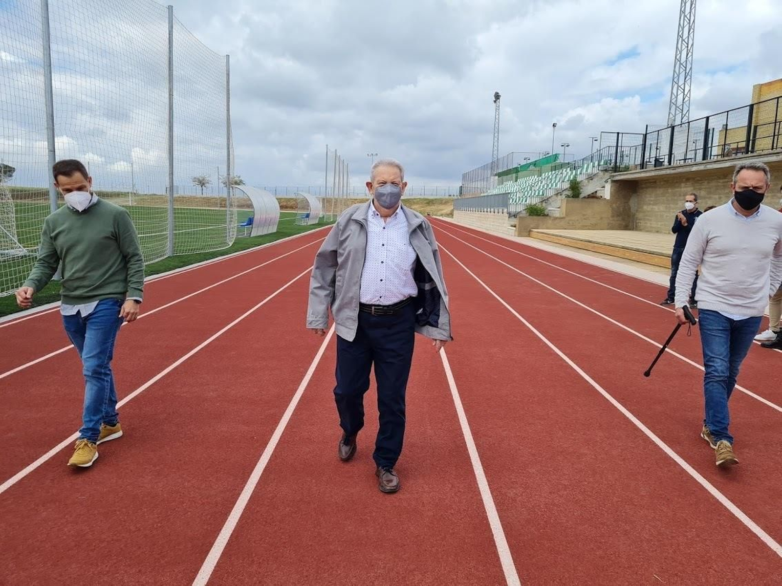 Pepe Mantero camina por las pistas de atletismo que llevan su nombre.