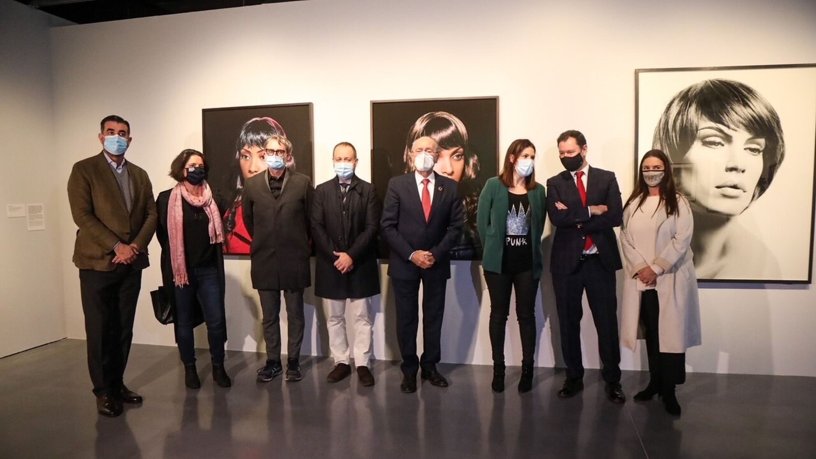 Autoridades en la inauguración de la exposición, este jueves.