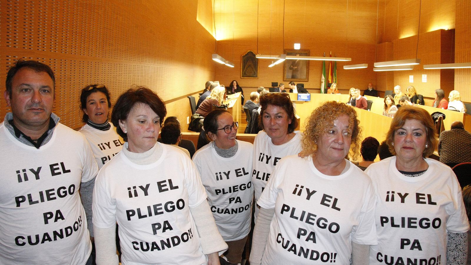 El pleno estuvo marcado por la protesta de las trabajadoras de la contrata de limpieza de edificios municipales.